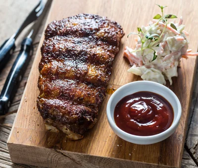 Manhattan Spareribs med blåmuggost-coleslaw