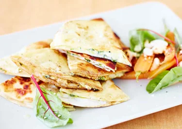 Quesadillas med ost och mangold