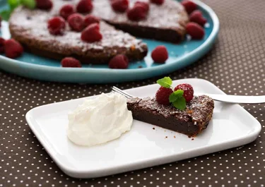 Kladdkaka med lakrits och hallon