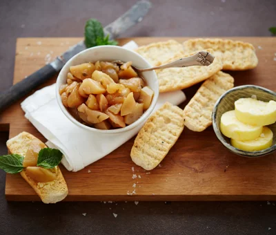 Pear compote with fennel seeds and honey
