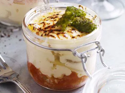 Macaroni and cheese är ett omtyckt inslag på brunchmenyn. Servera den gärna nygratinerad i portionsskålar. Den här varianten har en syrlig tomatsås i botten och sedan örtstekt kyckling och champinjoner varvade med makaronerna och den smakrika ostsåsen. Toppa med surdegskrutonger stekta i örtolja.