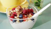 Zelfgemaakte granola met yoghurt 