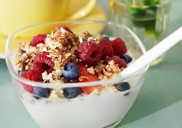 Zelfgemaakte granola met yoghurt
