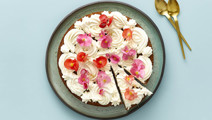 Gulerodskage med dadler og skyr-frosting
