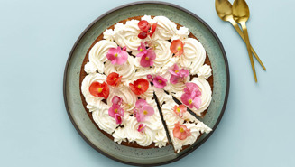 Gulerodskage med dadler og skyr-frosting