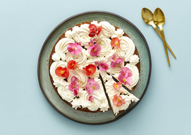 Gulerodskage med dadler og skyr-frosting