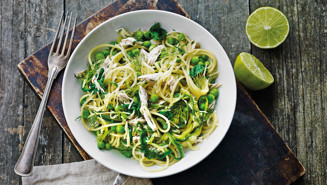Cremet spaghetti med kylling, lime og grønt