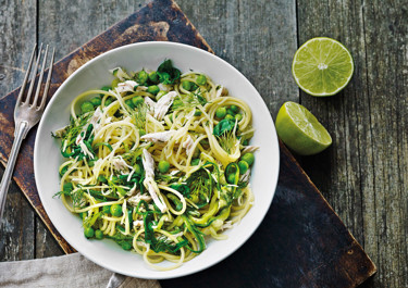 Cremet spaghetti med kylling, lime og grønt