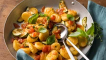 Arla Buko® Der Sahnige-Polenta-Nocken mit Gemüsesauce