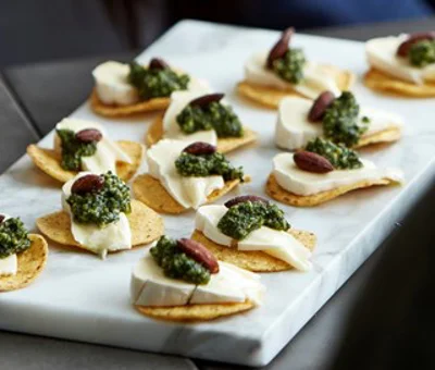 Nachos med hvitmuggost og pesto