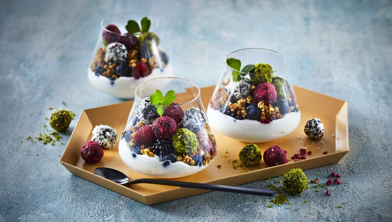 Dadelballetjes met skyr en bessen