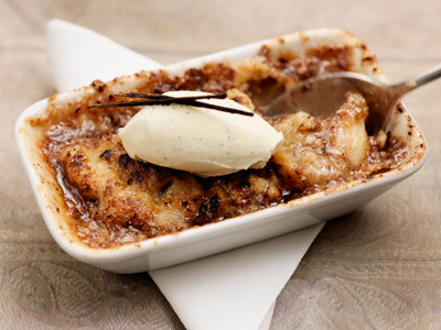 Knäckig äpple- och havrefrestelse med vispad vaniljsmetana