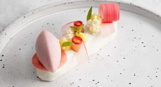 Yoghurt og vaniljemousse med rabarber, grøn kardemomme, citron og brunet smør
