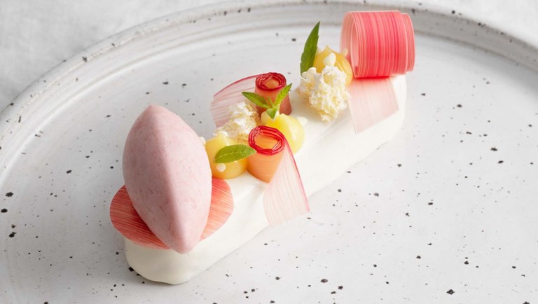 Yoghurt og vaniljemousse med rabarber, grøn kardemomme, citron og brunet smør