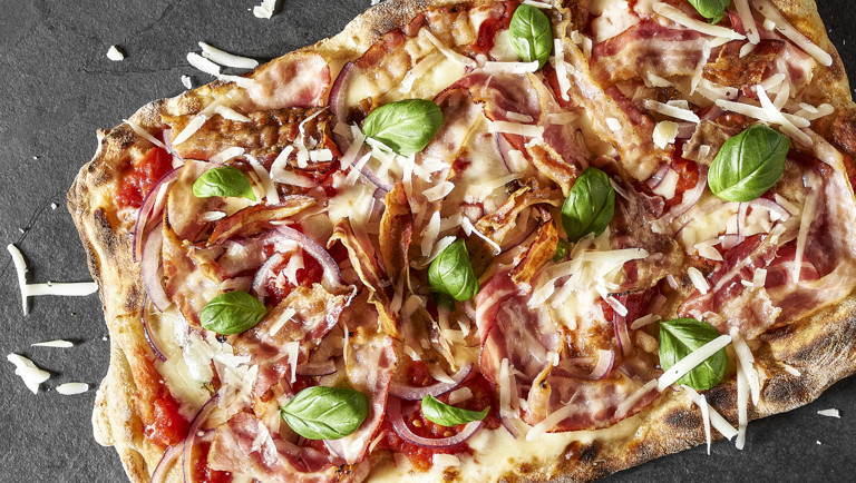 Pizza pancetalla ja pecorinolla