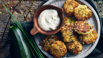 Zucchinifritters med yoghurtsås