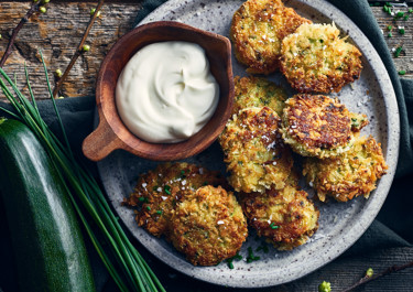 Zucchinifritters med yoghurtsås