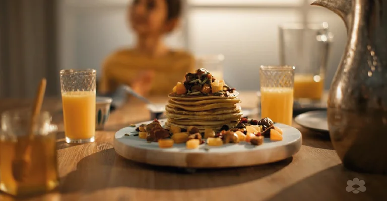 بان كيك الزعفران وماء الورد مع الفواكه المجففة والجبن الكريمي