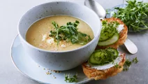 Kikärtssoppa med vitlökssmetana och rostade sesamfrön