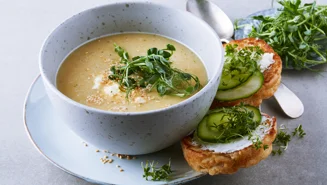 Kikärtssoppa med vitlökssmetana och rostade sesamfrön