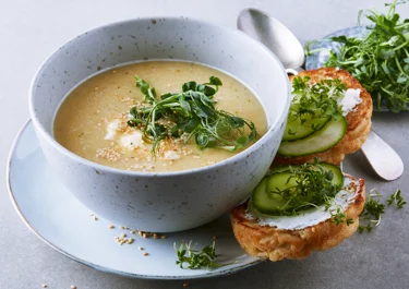 Kikärtssoppa med vitlökssmetana och rostade sesamfrön