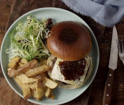Blauwe kaas burger met uien marmelade
