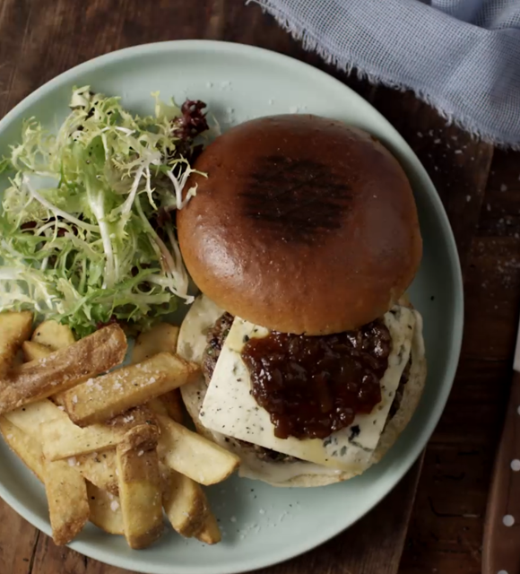Hamburger au fromage bleu avec confiture d’oignons