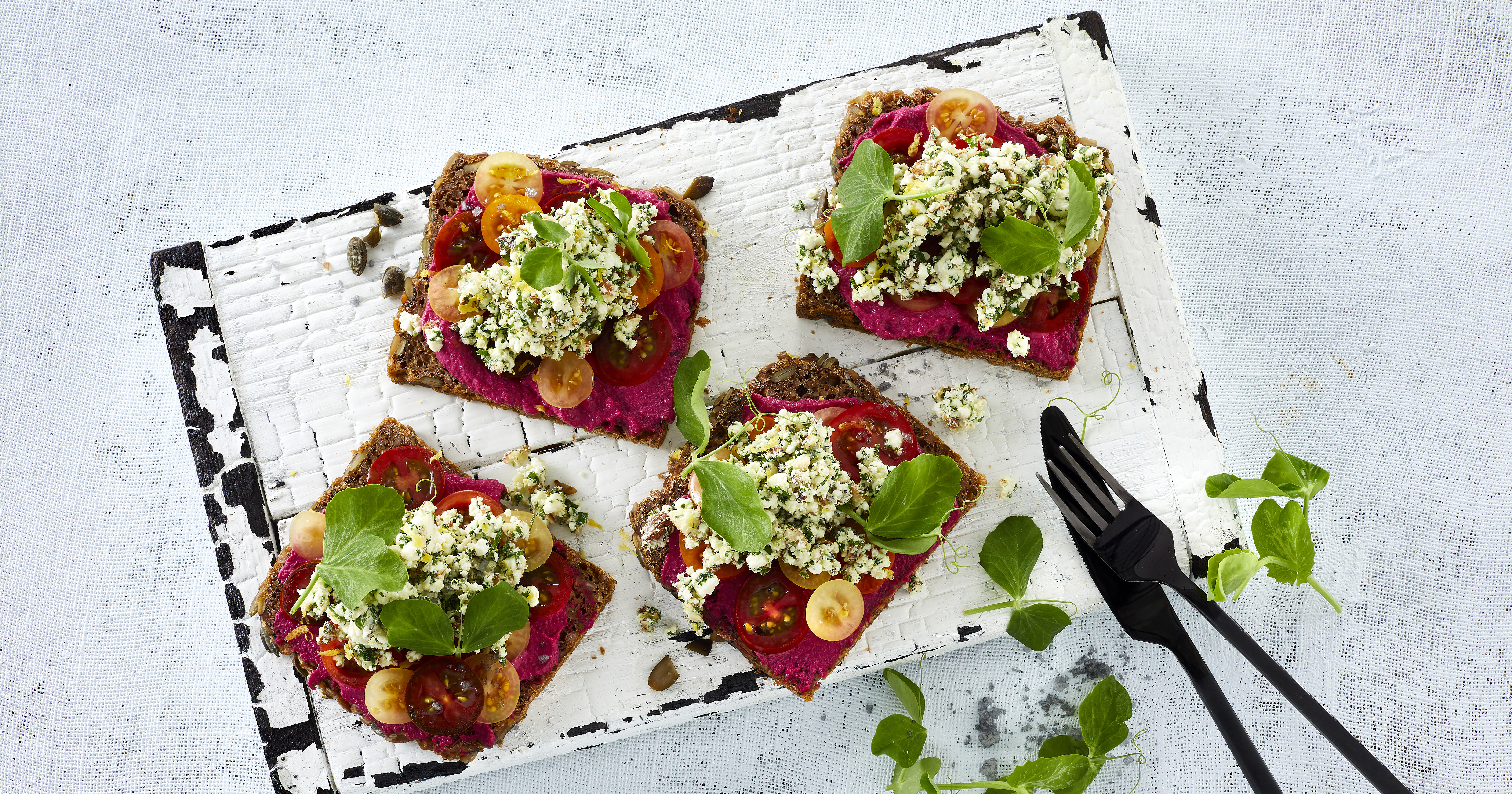 Smørrebrød med tomatcarpaccio og salatostgremolata