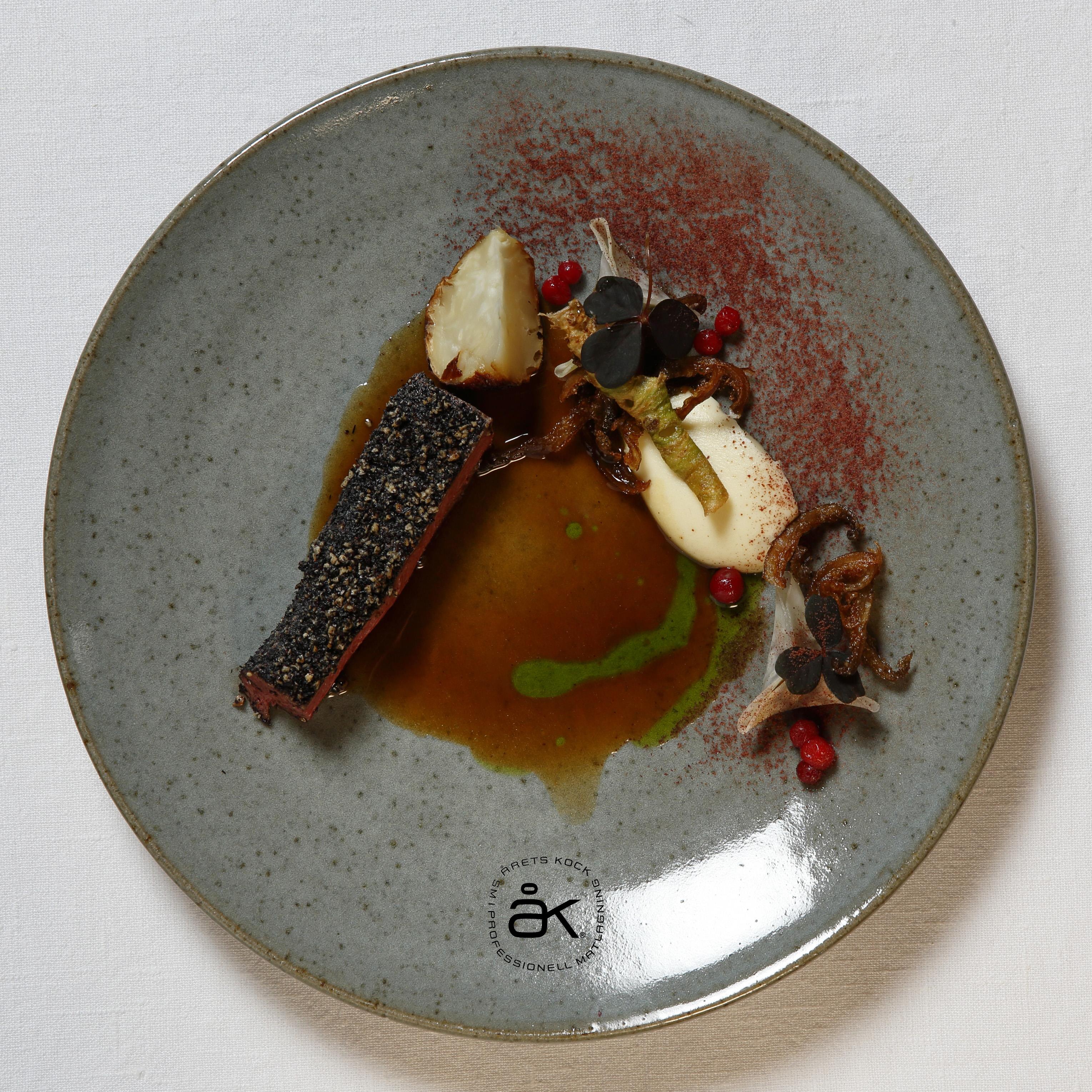 Sotat och hasselnötsinbakat rådjur samt rotselleri fylld med rökt tartar. Rotselleri, svamp, gran oc