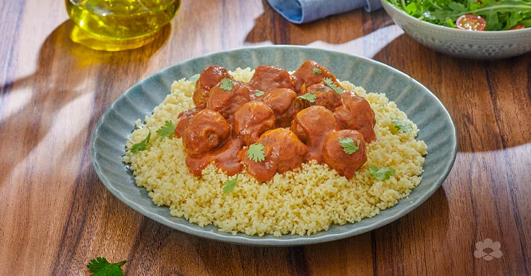 كرات اللحم بالتوابل العربية وصلصة كريمة الطماطم