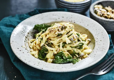 Vegetarisk pasta med grönkål, ost och frön