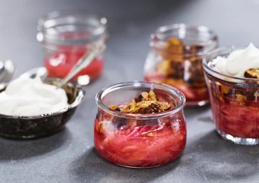 Rabarberkompott med hasselnötstopping och vaniljgrädde