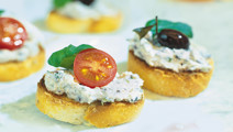 Färskost med oliver på crostini