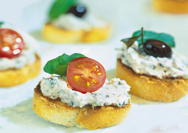 Färskost med oliver på crostini