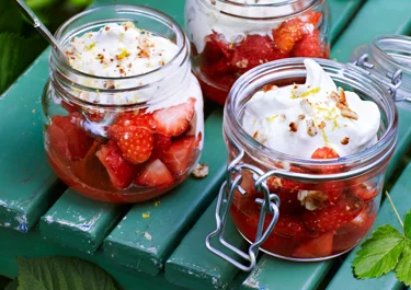 Snabb citrongräddglass med jordgubbar