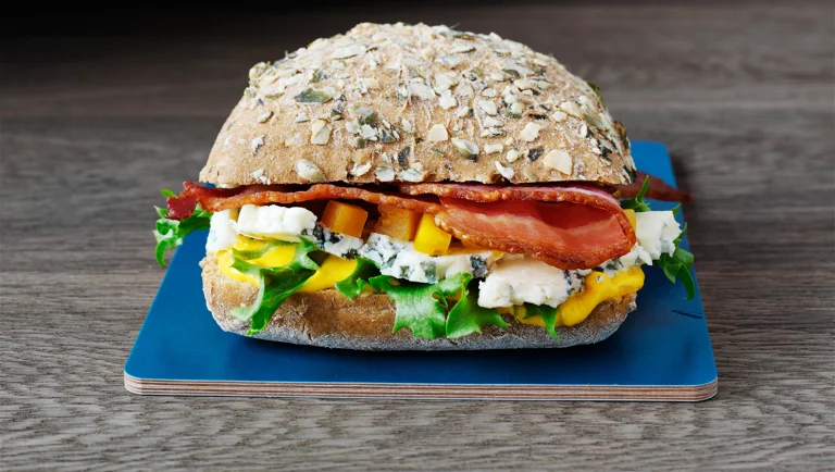 Græskarsandwich med to slags græskar, blå ost og bacon