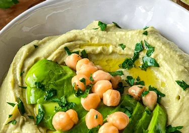 Hummus de aguacate y queso crema