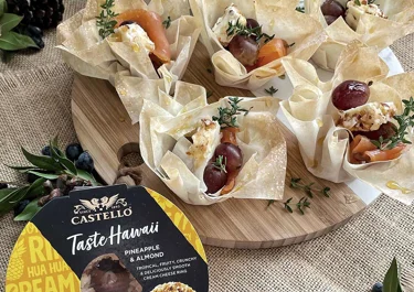 Tartaletas de filo con salmón, uvas y queso