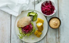 Rindfleisch-Burger mit Spitzkohl und Grillgemüse