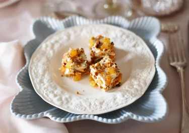 Mousse på ädelost med gula russin och mandel