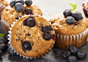 Muffins de chocolate blanco, queso y arándanos