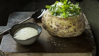 Bakad rotselleri med flädersmörsås