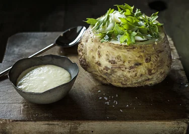 Bakad rotselleri med flädersmörsås