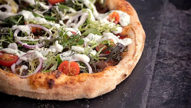 Pizza with shawarma | Recipes | Arla® Pro MENA