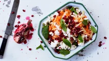 Kålrabbislaw med granatäpple och vitost