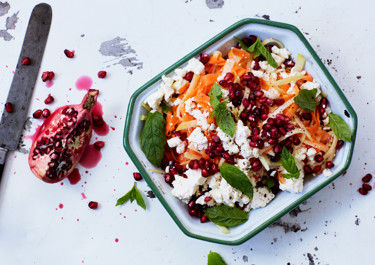 Kålrabbislaw med granatäpple och vitost