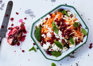 Kålrabbislaw med granatäpple och vitost