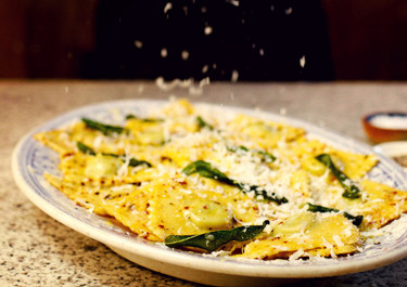 Ravioli med spenat och ricotta samt citronsmör