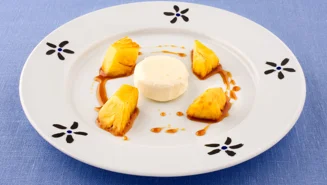 Karamelliserad ananas med citron och gräddfilsparfait