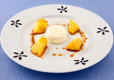 Karamelliserad ananas med citron och gräddfilsparfait